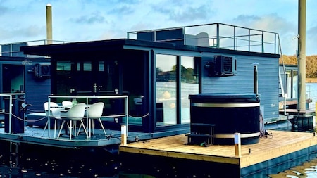 Buitenaanzicht - Huren Houseboat Marina Mookerplas Buitenaanzicht - Huren Houseboat Marina Mookerplas