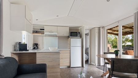 Woonkamer en keuken - RCN Vakantiepark Zeewolde Woonkamer en keuken - RCN Vakantiepark Zeewolde