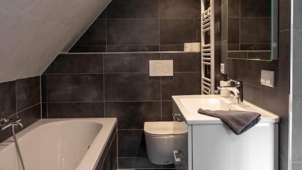 Badkamer met douche en bad - Het Heerengoedt