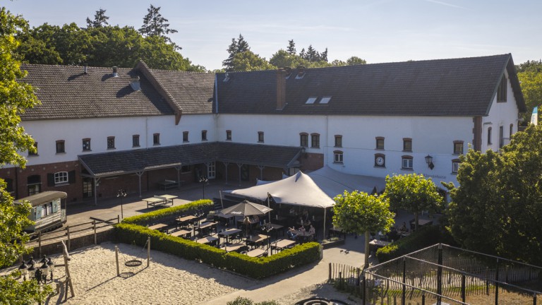 Terras en hoofdgebouw - Landal Klein Vink