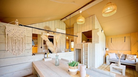Woonkamer en bedstee - Vakantiehoeve Si-Es-An Woonkamer en bedstee - Vakantiehoeve Si-Es-An
