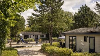 Chalets en speeltuin - Landal Kustpark Egmond aan Zee
