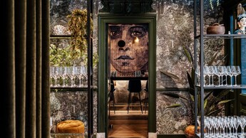 Doorkijkje naar de bar - Boutique Hotels MANNA en Blue