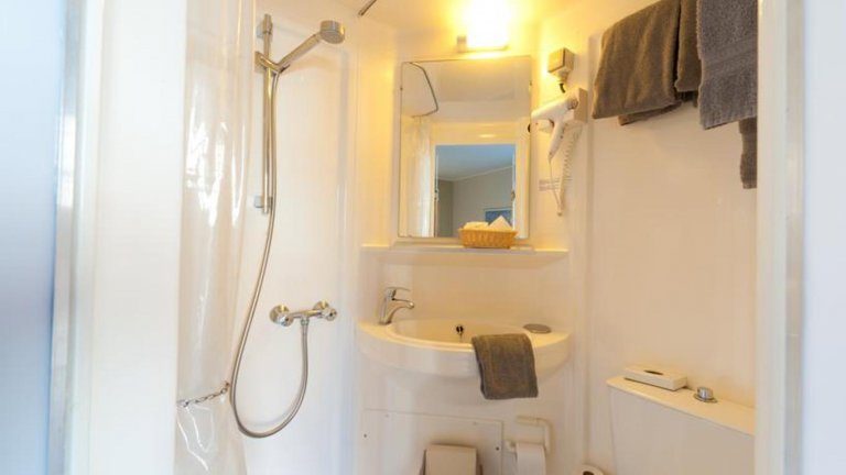 Badezimmer - Canalview Hotel ter Reien