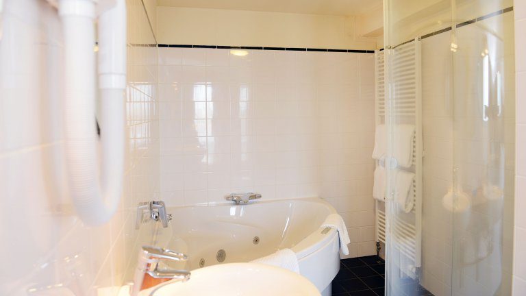 Badkamer junior suite - Amrath Grand Hotel de l Empereur