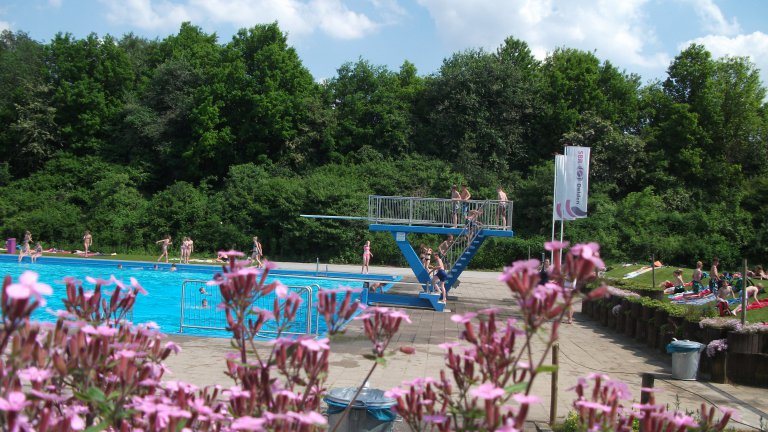 Buitenzwembad - Aparthotel Delden