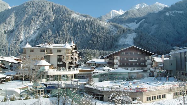 Exterieur van Sport en Spa Hotel Strass in de sneeuw.