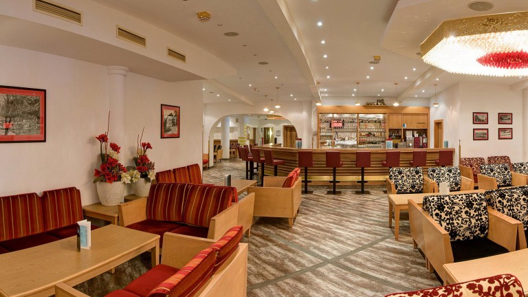 Lounge met bargedeelte en restaurantgedeelte.